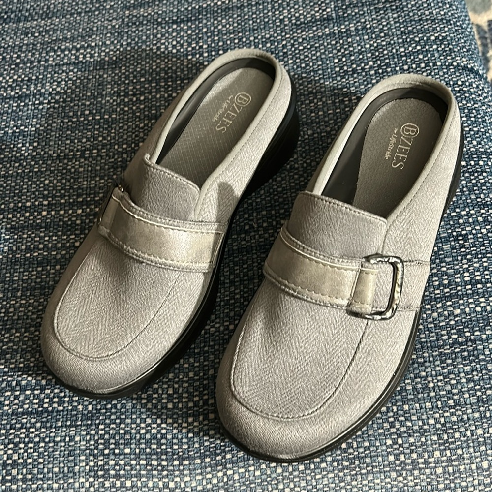 BZees Women's Galleria Buckle Mule Graphite 7.5 Wide
